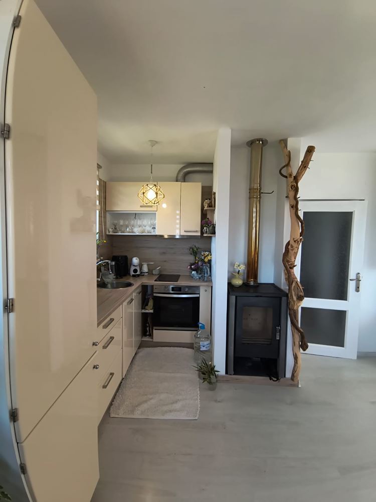 Отремонтированная двухкомнатная квартира с панорамным видом в современном комплексе рядом с Солнечным берегом