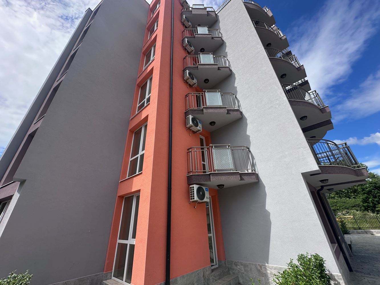 Новое строительство на Солнечном Берегу - большая трехкомнатная квартира без сборов!