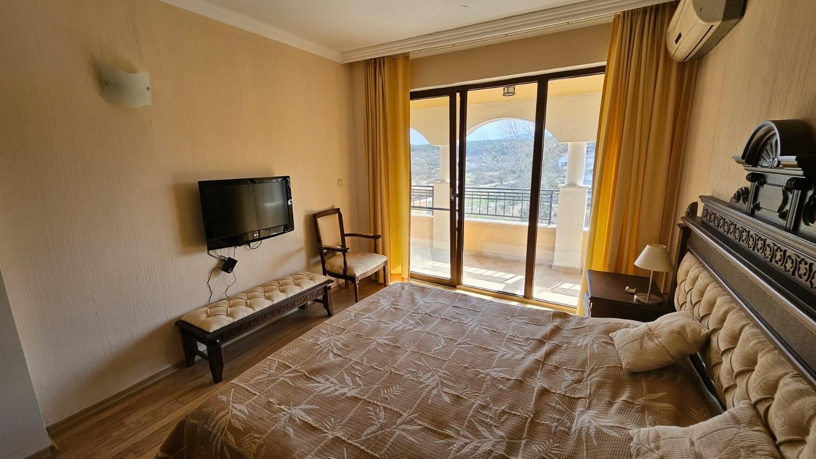 Просторная квартира с одной спальней на первой линии моря в Царево с полной меблировкой