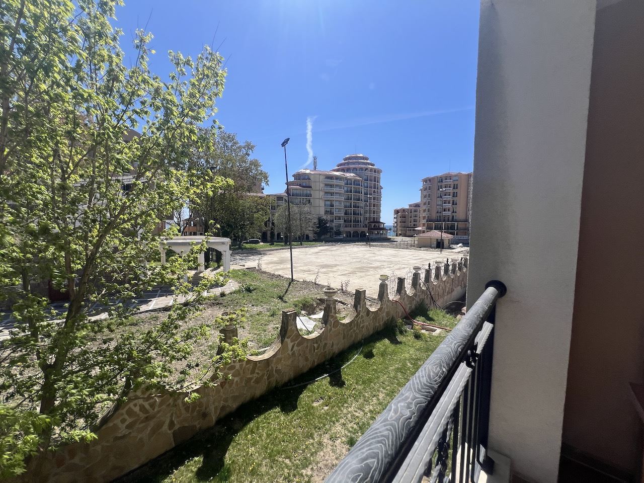 Уютная студия в самом сердце Елените – всего в нескольких минутах от пляжа, в закрытом комплексе с бассейном и отличными удобствами