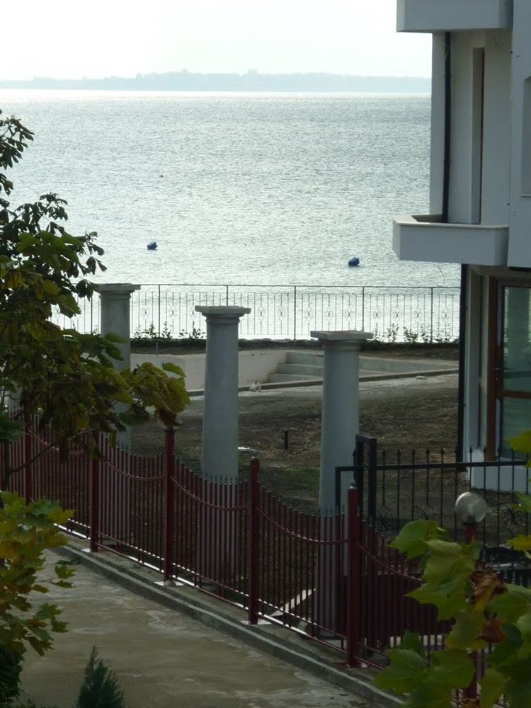 Обставленная квартира с одной спальней на первой линии с видом на море в Элените