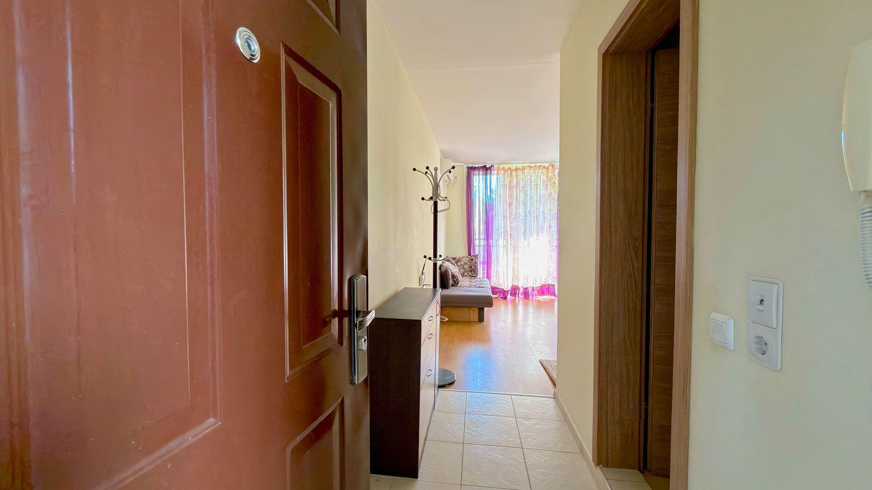 Просторная студия с террасой в современном комплексе на Солнечном берегу – комфорт и развлечения в шаговой доступности от моря