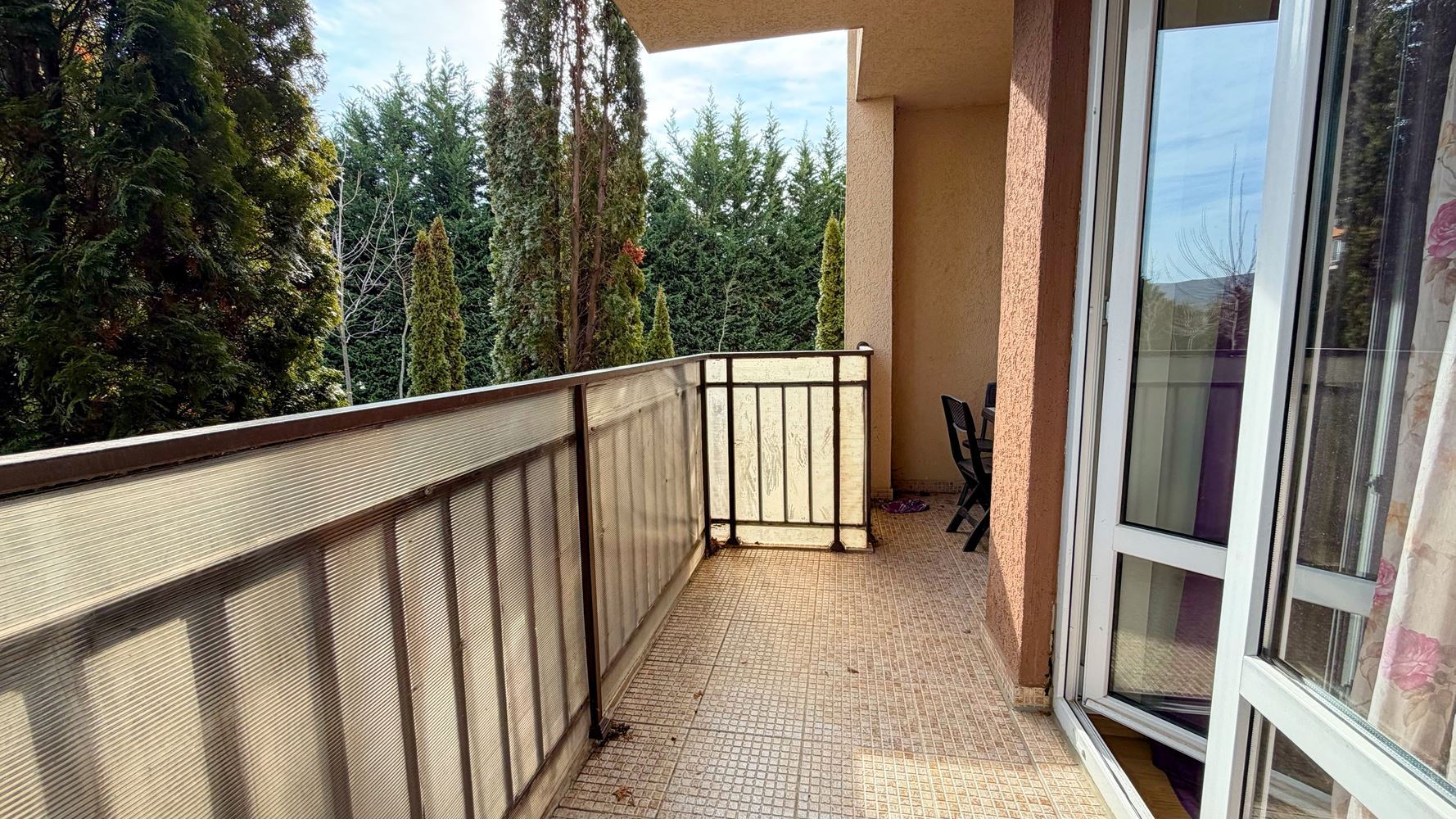 Просторная студия с террасой в современном комплексе на Солнечном берегу – комфорт и развлечения в шаговой доступности от моря