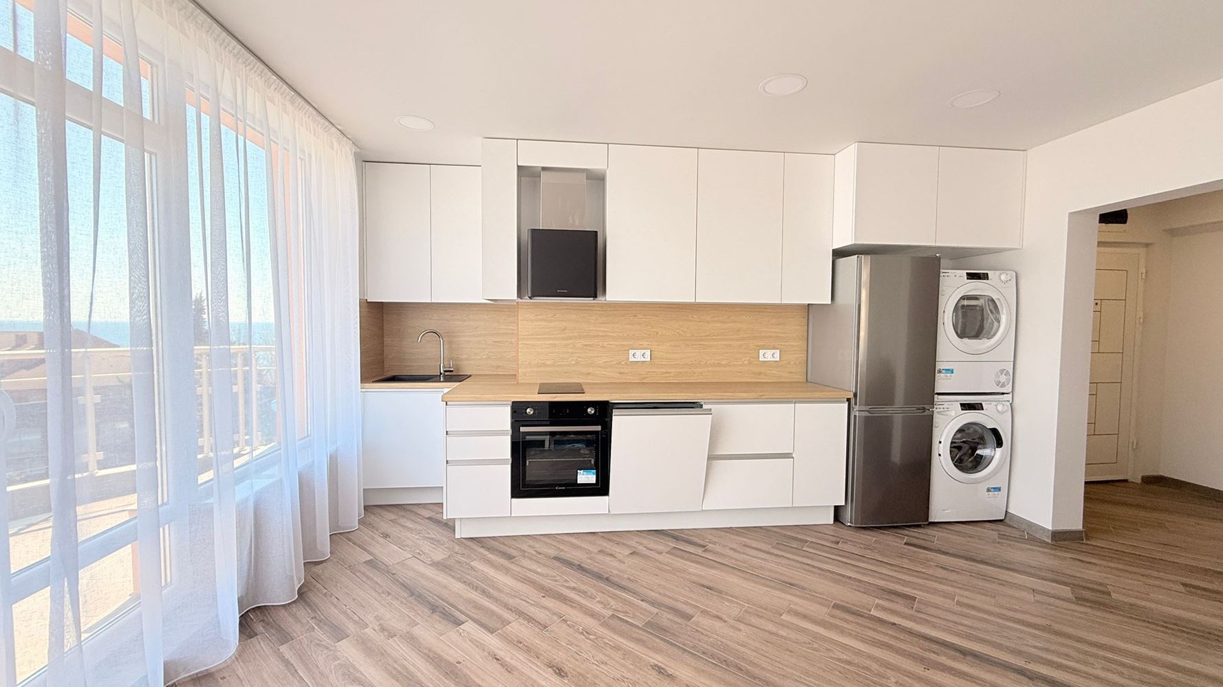 Роскошная квартира с тремя спальнями на первой линии в Равде – простор, престиж и впечатляющая морская панорама