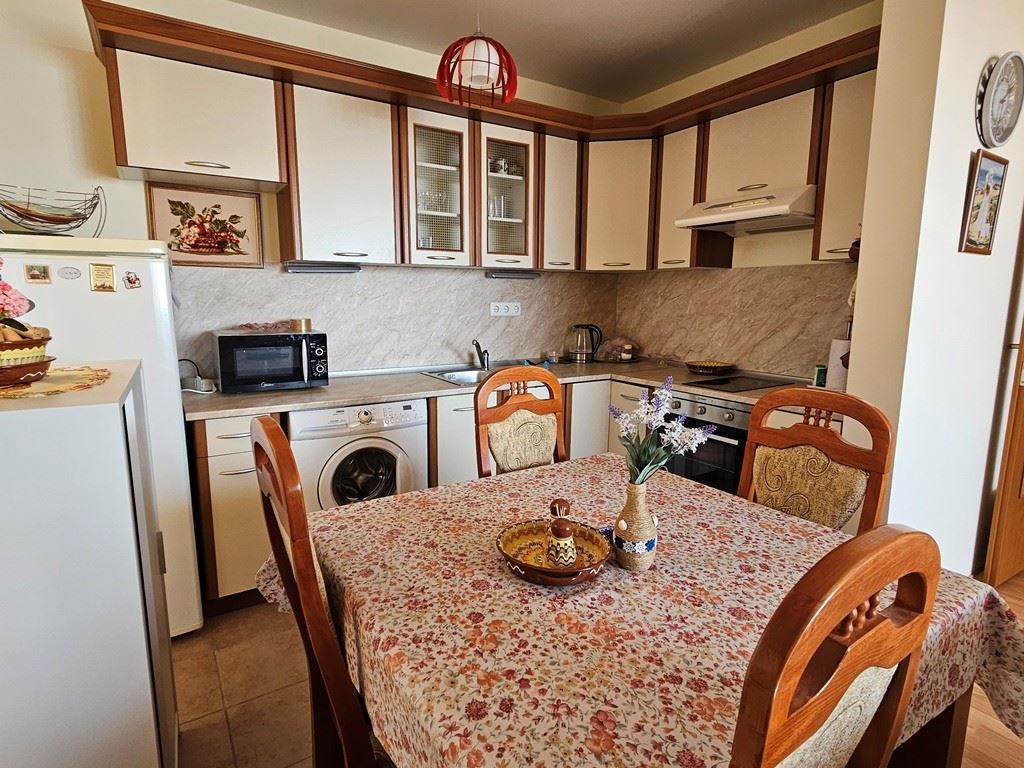 Свети Влас, первая линия моря – панорамная квартира с одной спальней с видом на море из каждой комнаты