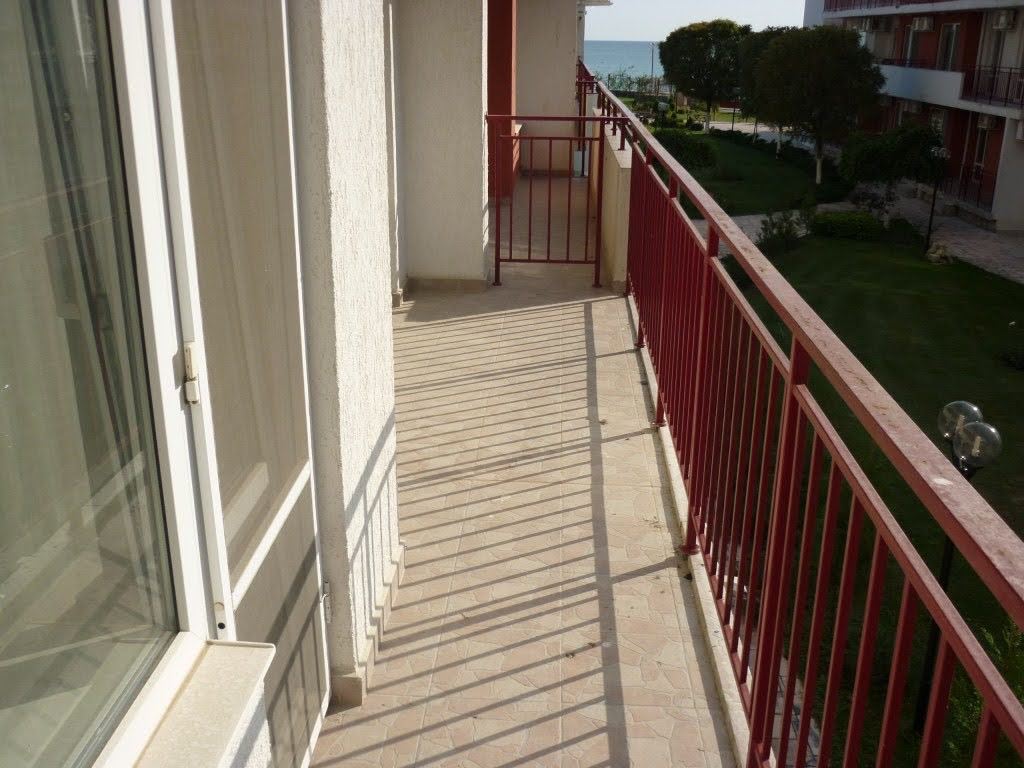 Обставленная квартира с одной спальней на первой линии с видом на море в Элените