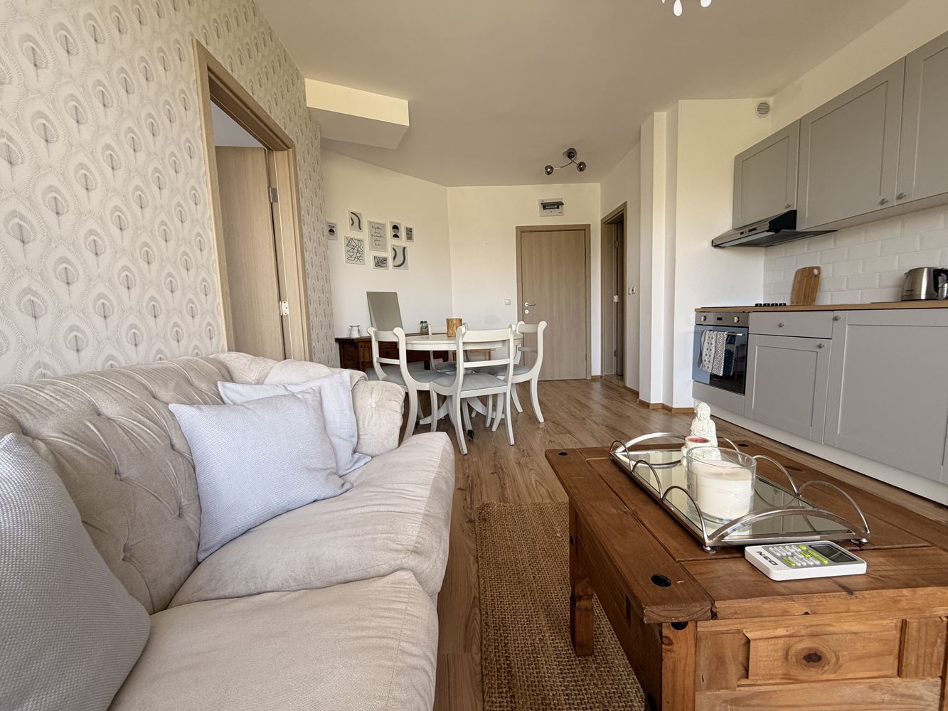 Квартира с двумя спальнями и панорамной террасой на окраине Солнечного Берега – уют, тишина и стиль