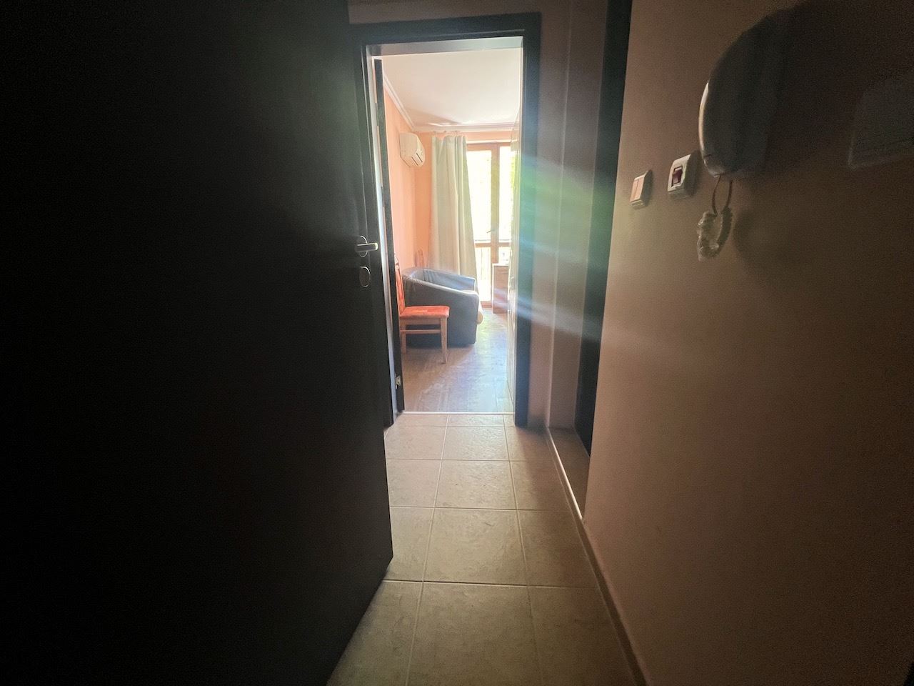 Уютная студия в самом сердце Елените – всего в нескольких минутах от пляжа, в закрытом комплексе с бассейном и отличными удобствами