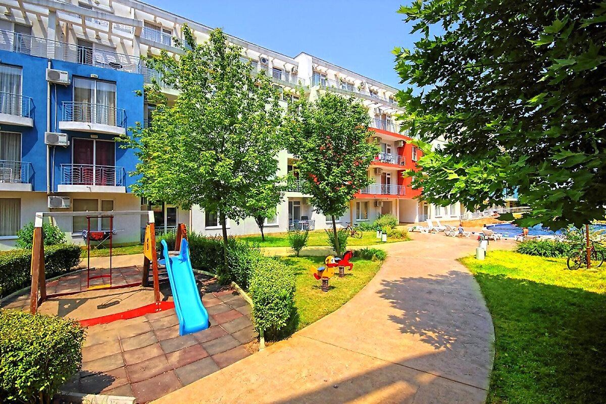 Стильная полностью меблированная трехкомнатная квартира в курорте Солнечный берег в комплексе с отличными удобствами
