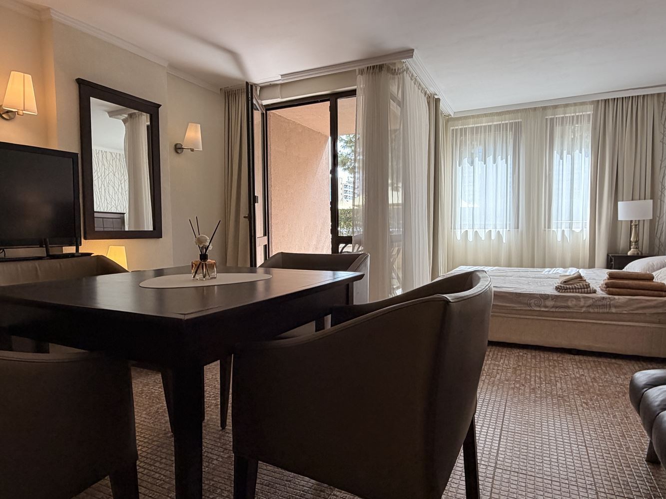 Эксклюзивная студия с садом и прямым доступом к бассейну – в 100 м от моря в Солнечном берегу