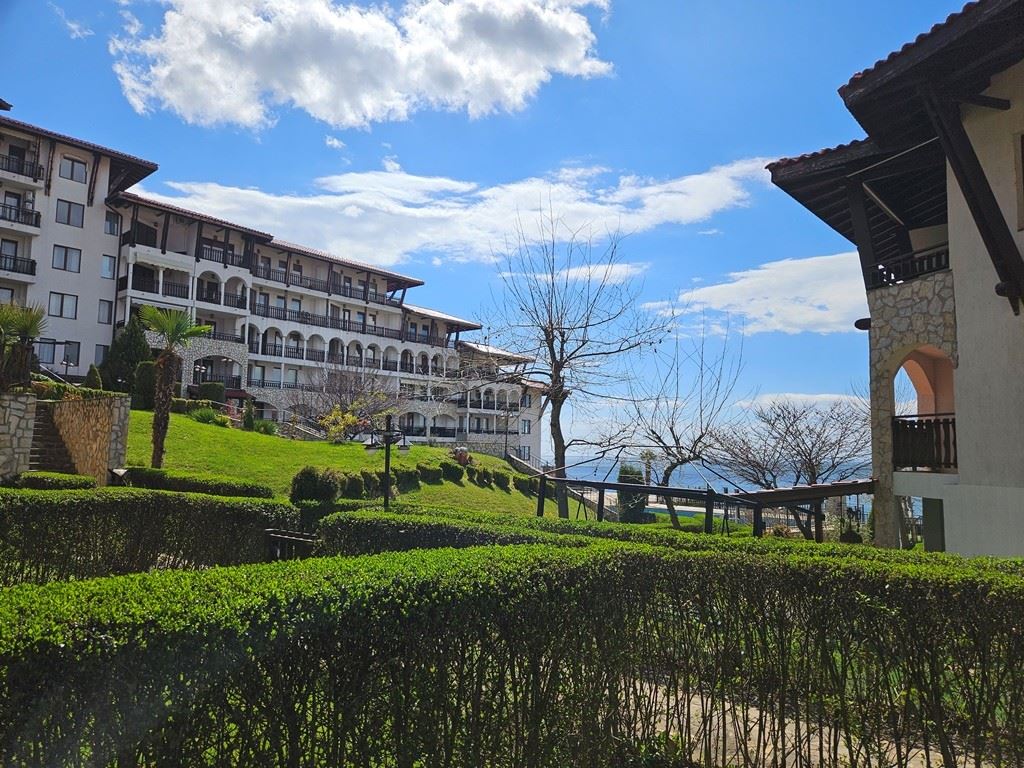 Роскошь на первой линии – стильный апартамент с верандой, собственным садом и видом на море в Святом Власе