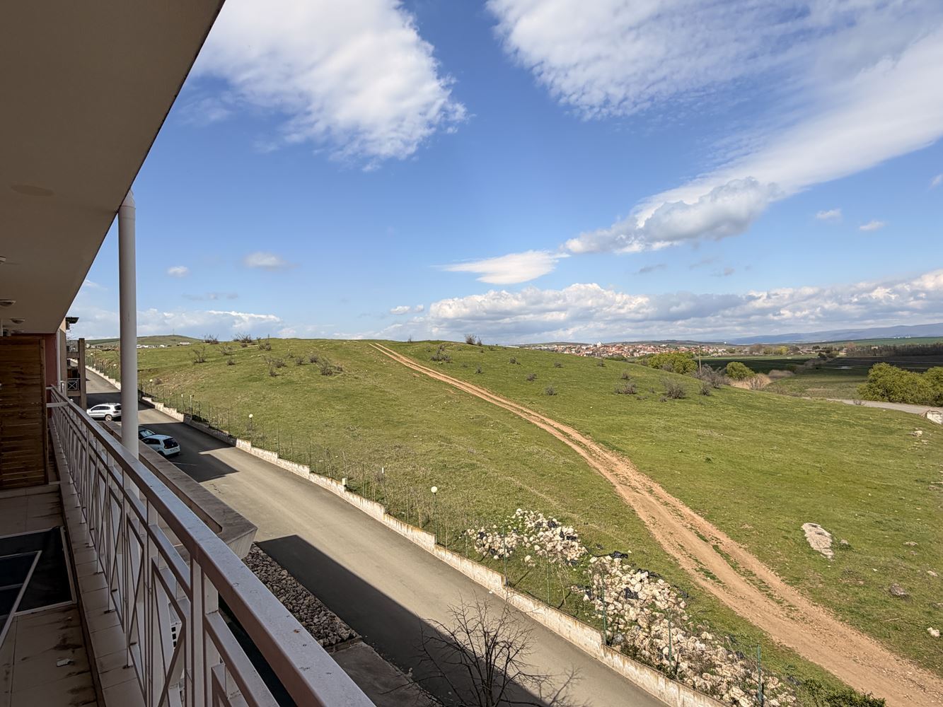 Квартира с двумя спальнями и панорамной террасой на окраине Солнечного Берега – уют, тишина и стиль