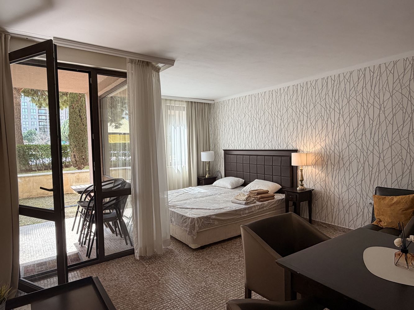 Эксклюзивная студия с садом и прямым доступом к бассейну – в 100 м от моря в Солнечном берегу