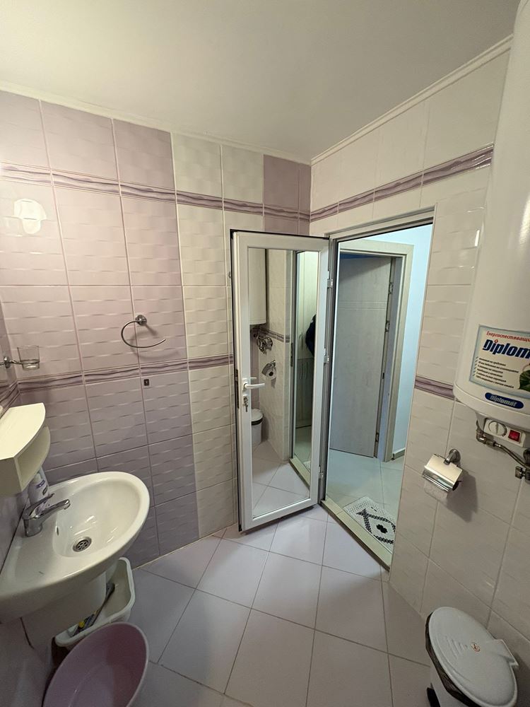 Просторная полностью меблированная студия в Поморие – восточная ориентация и отличная локация в 400 м от моря