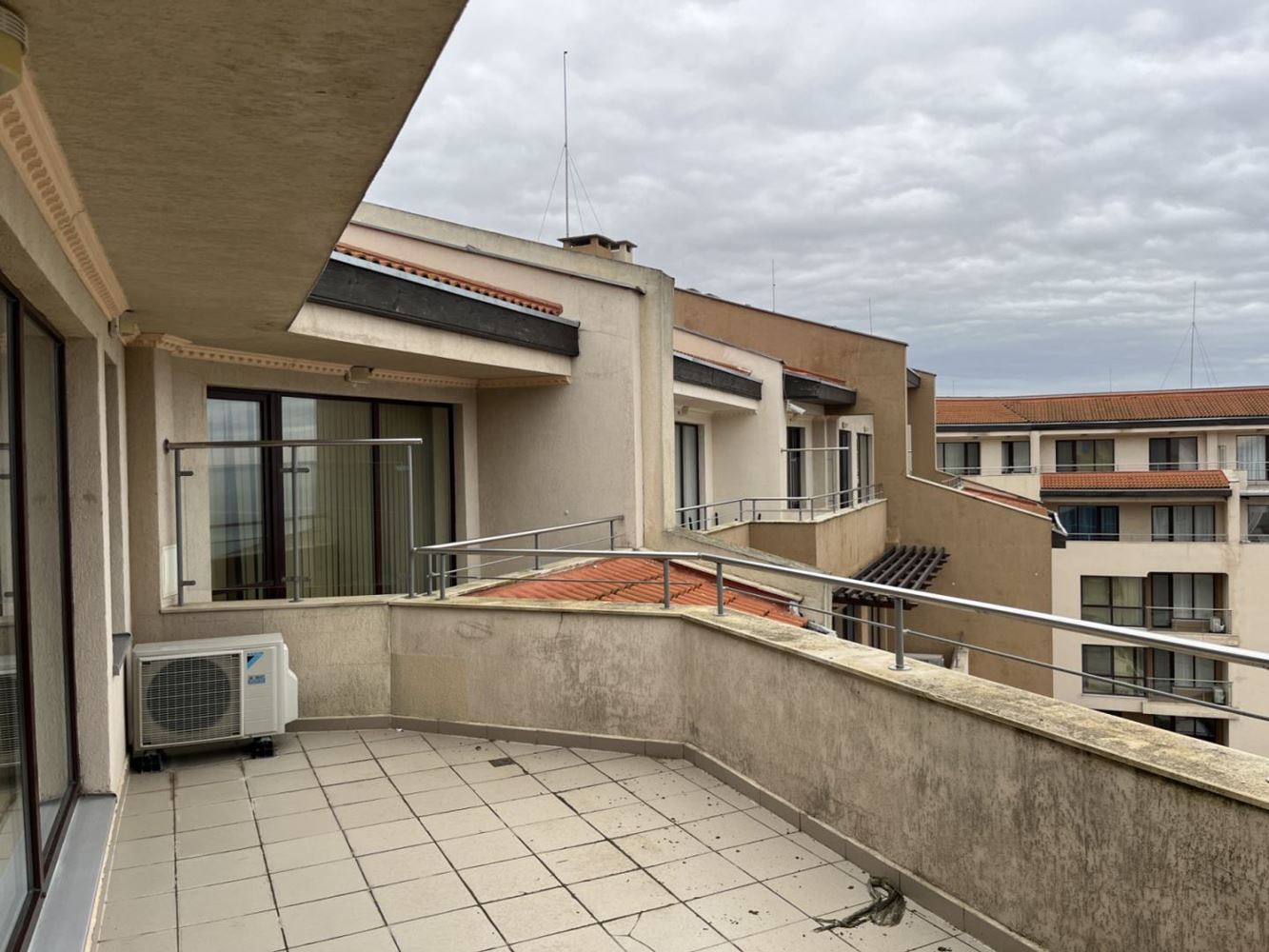 Обзор – меблированная квартира с одной спальней на первой линии с панорамным видом на море