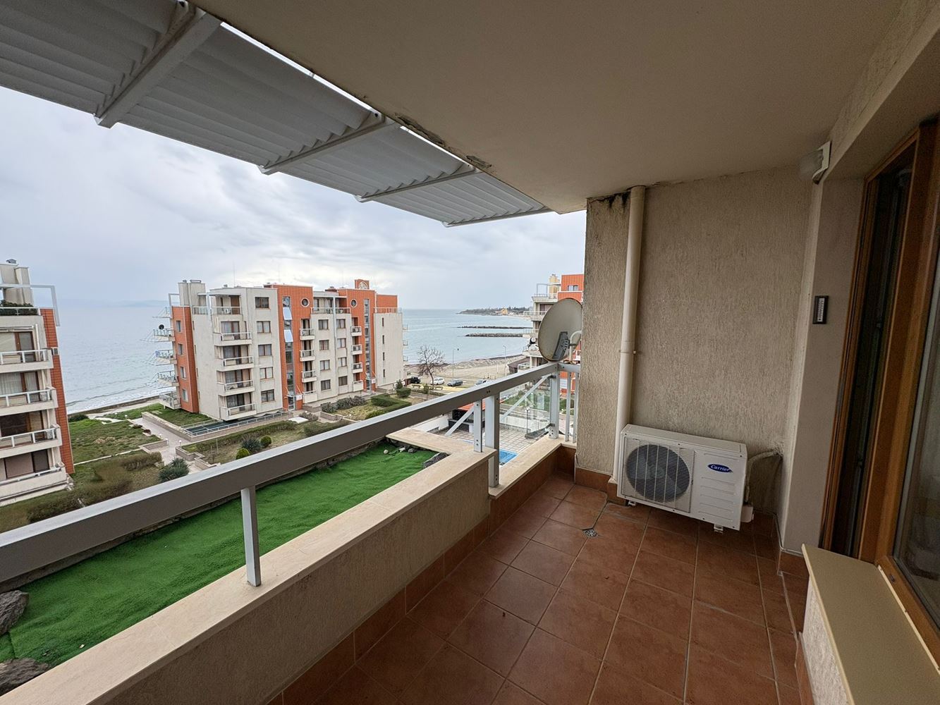  Панорамная двухкомнатная квартира на первой линии в Поморие с прямым видом на море