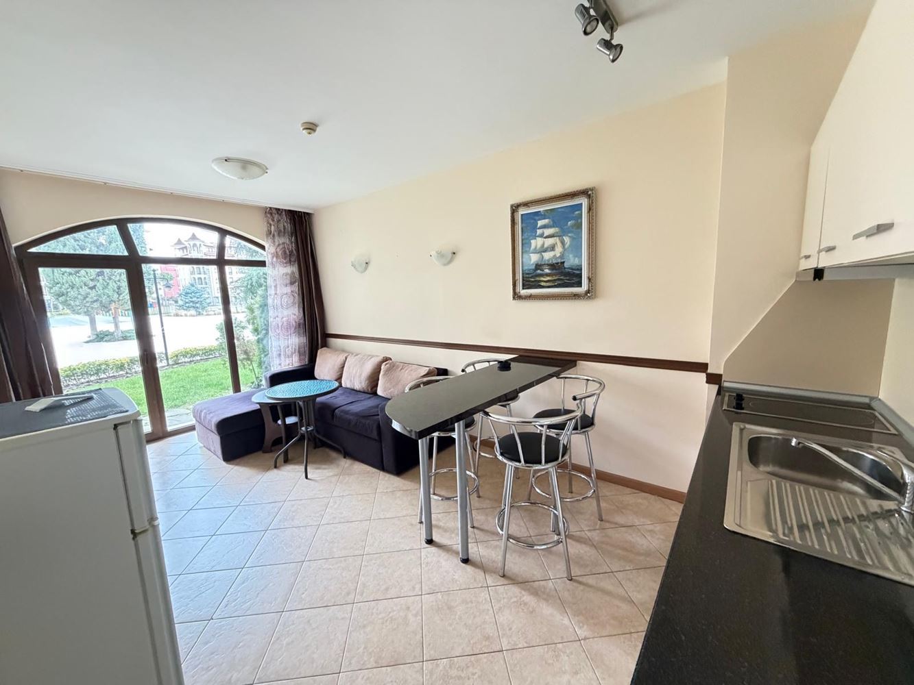 Просторная квартира с двумя спальнями с прямым выходом в собственный двор в Солнечном Береге – комфорт, роскошь и уют