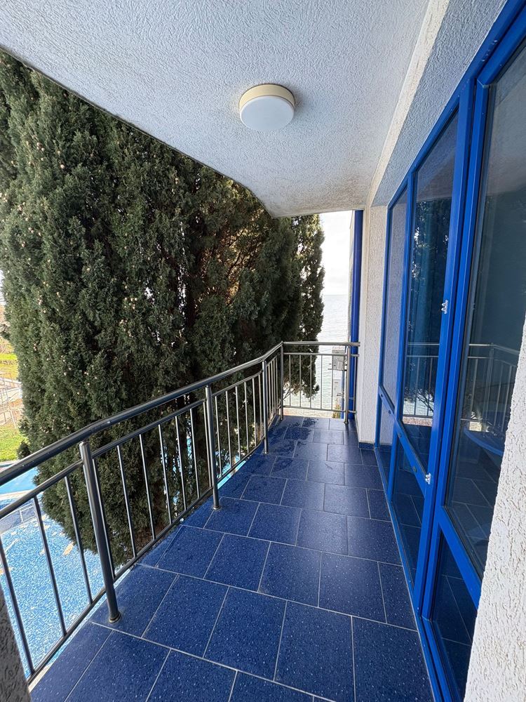 Просторная двухкомнатная квартира на первой линии моря в Поморие