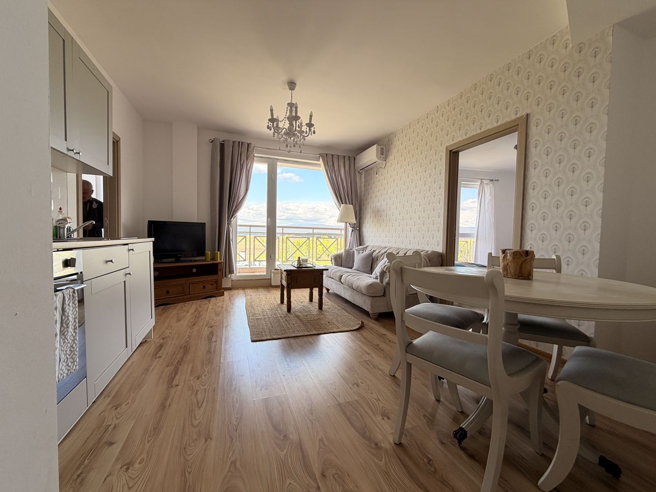 Квартира с двумя спальнями и панорамной террасой на окраине Солнечного Берега – уют, тишина и стиль