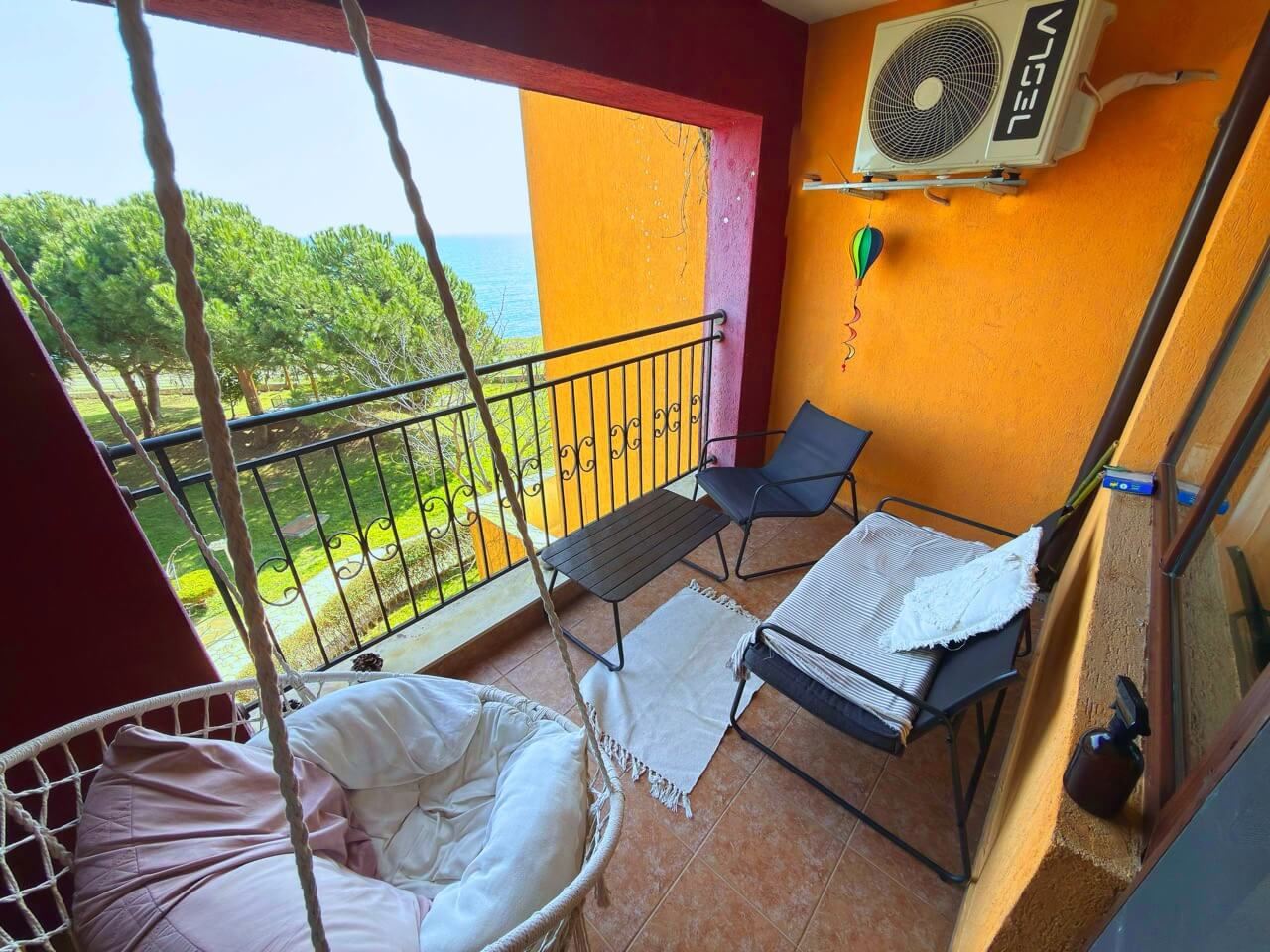 Просторная квартира с двумя спальнями на первой линии моря в Ахелое – комфорт, роскошь и уют для всей семьи