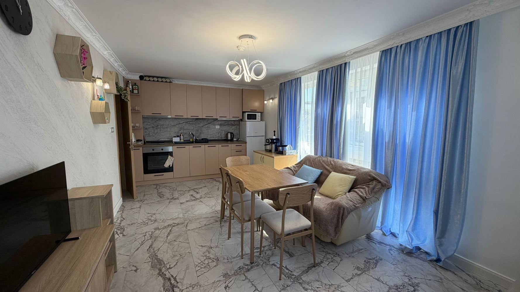 Просторная двухкомнатная квартира в 300 м от моря в Солнечном Береге – комфорт, безопасность и отличная инвестиция