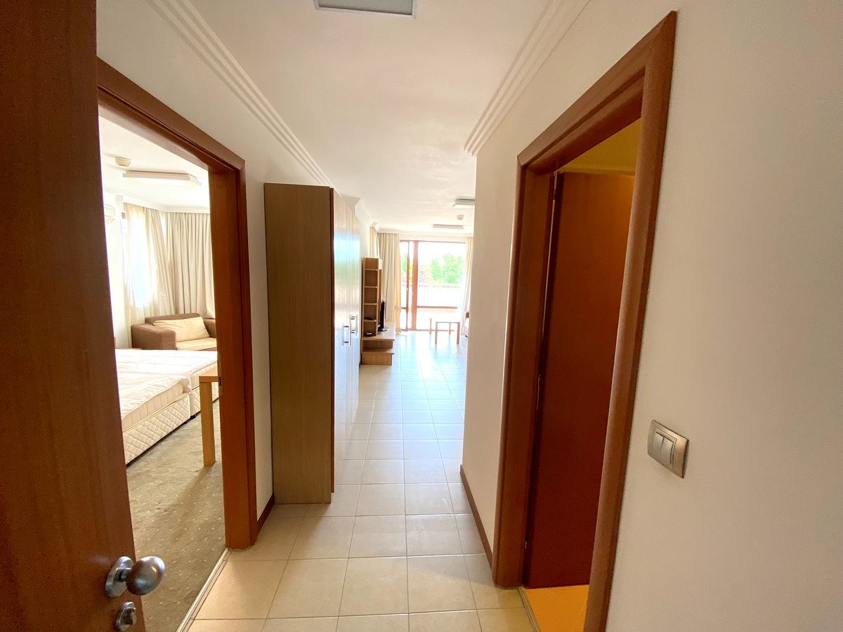 Двухкомнатная квартира  на первой линии моря в Равде – роскошь, природа и впечатляющий вид на бассейн