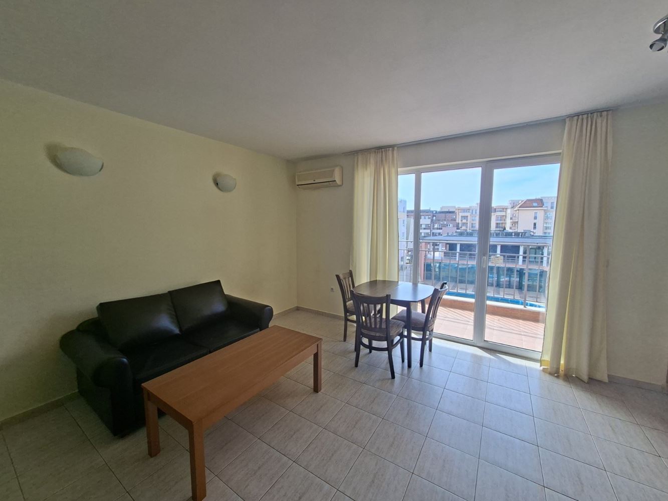  Просторная двухкомнатная квартира (с одной спальней) с полной курортной инфраструктурой в Солнечном береге