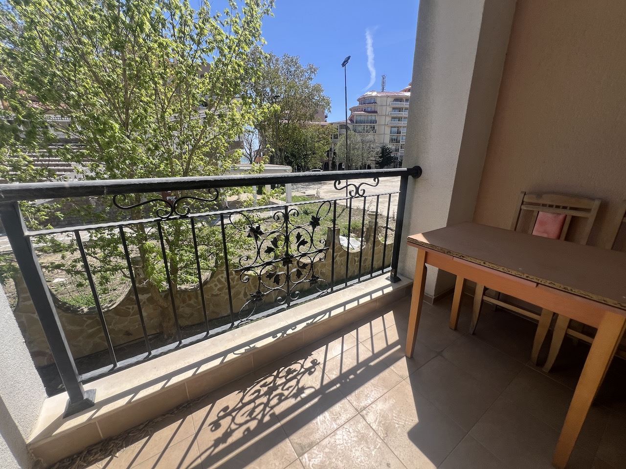 Уютная студия в самом сердце Елените – всего в нескольких минутах от пляжа, в закрытом комплексе с бассейном и отличными удобствами