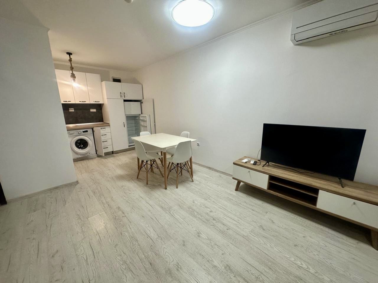 Просторная студия на партере с террасой и возможностью переделки в квартиру с одной спальней – всего в 300 м от моря