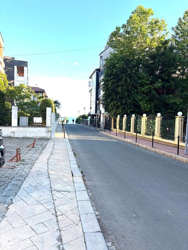 Просторная квартира с двумя спальнями и собственным двориком всего в 100 метрах от пляжа в Несебре