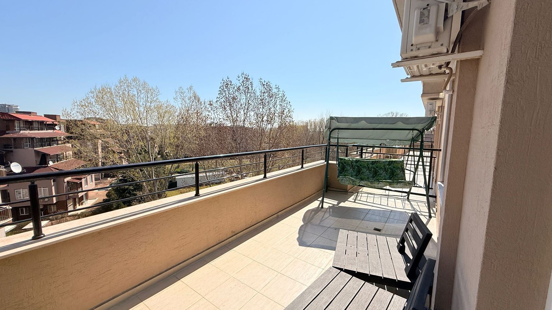 Роскошный двухуровневый апартамент с тремя спальнями в центре Солнечного Берега – простор, стиль и комфорт на двух уровнях