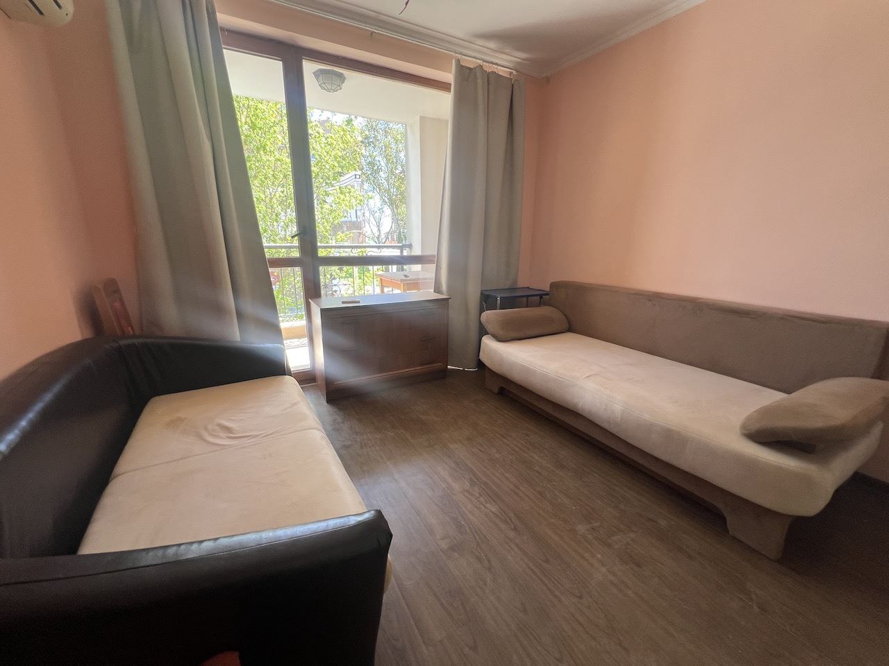 Уютная студия в самом сердце Елените – всего в нескольких минутах от пляжа, в закрытом комплексе с бассейном и отличными удобствами