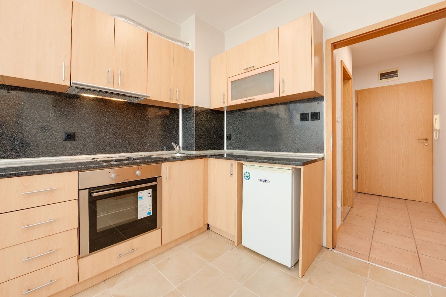 Солнечная и просторная студия с видом на море в Равде – 100 м от пляжа, в ухоженном комплексе с бассейном и зеленью