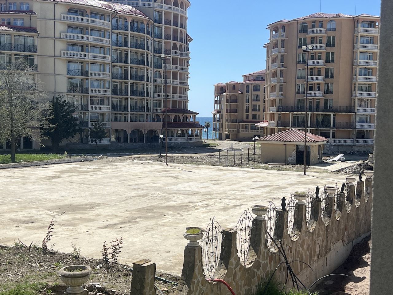 Уютная студия в самом сердце Елените – всего в нескольких минутах от пляжа, в закрытом комплексе с бассейном и отличными удобствами