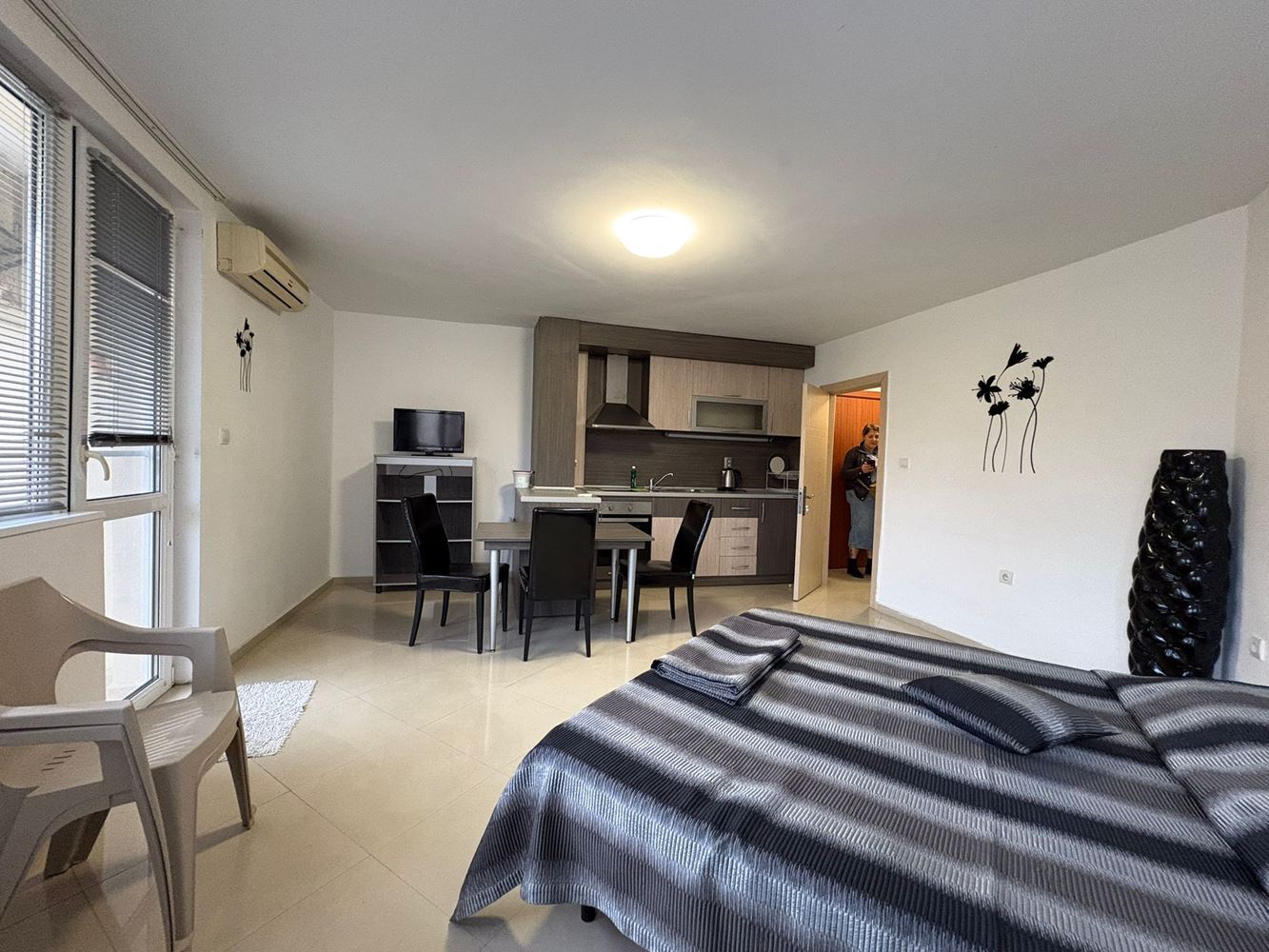 Просторная полностью меблированная студия в Поморие – восточная ориентация и отличная локация в 400 м от моря