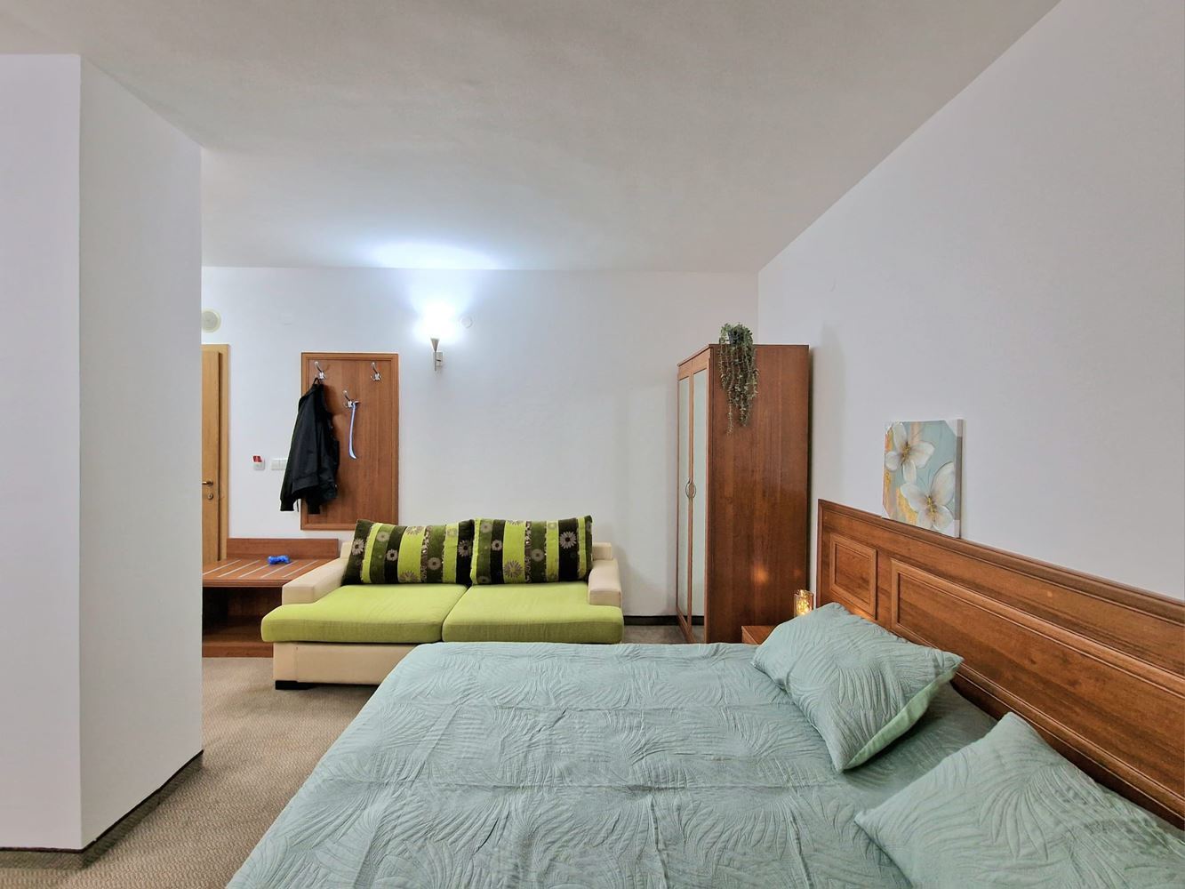 Панорамная студия на последнем этаже в Солнечном берегу – тишина, простор и ощущение свободы