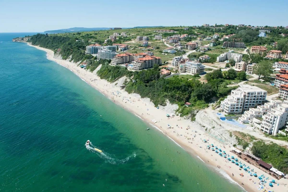 Морская панорама и комфорт всего в 100 метрах от пляжа! Меблированная квартира с одной спальней в комплексе в городе Бяла