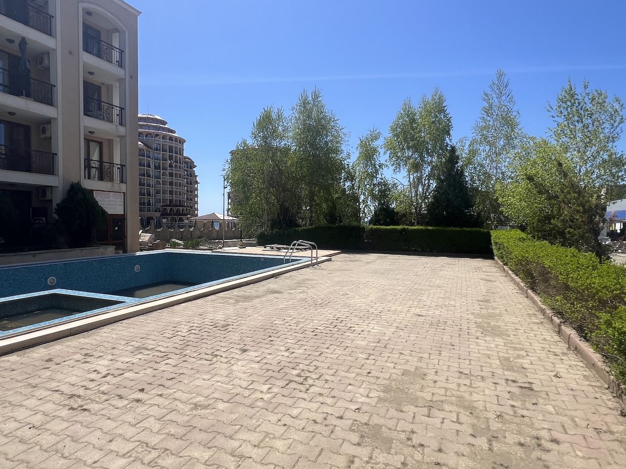 Уютная студия в самом сердце Елените – всего в нескольких минутах от пляжа, в закрытом комплексе с бассейном и отличными удобствами