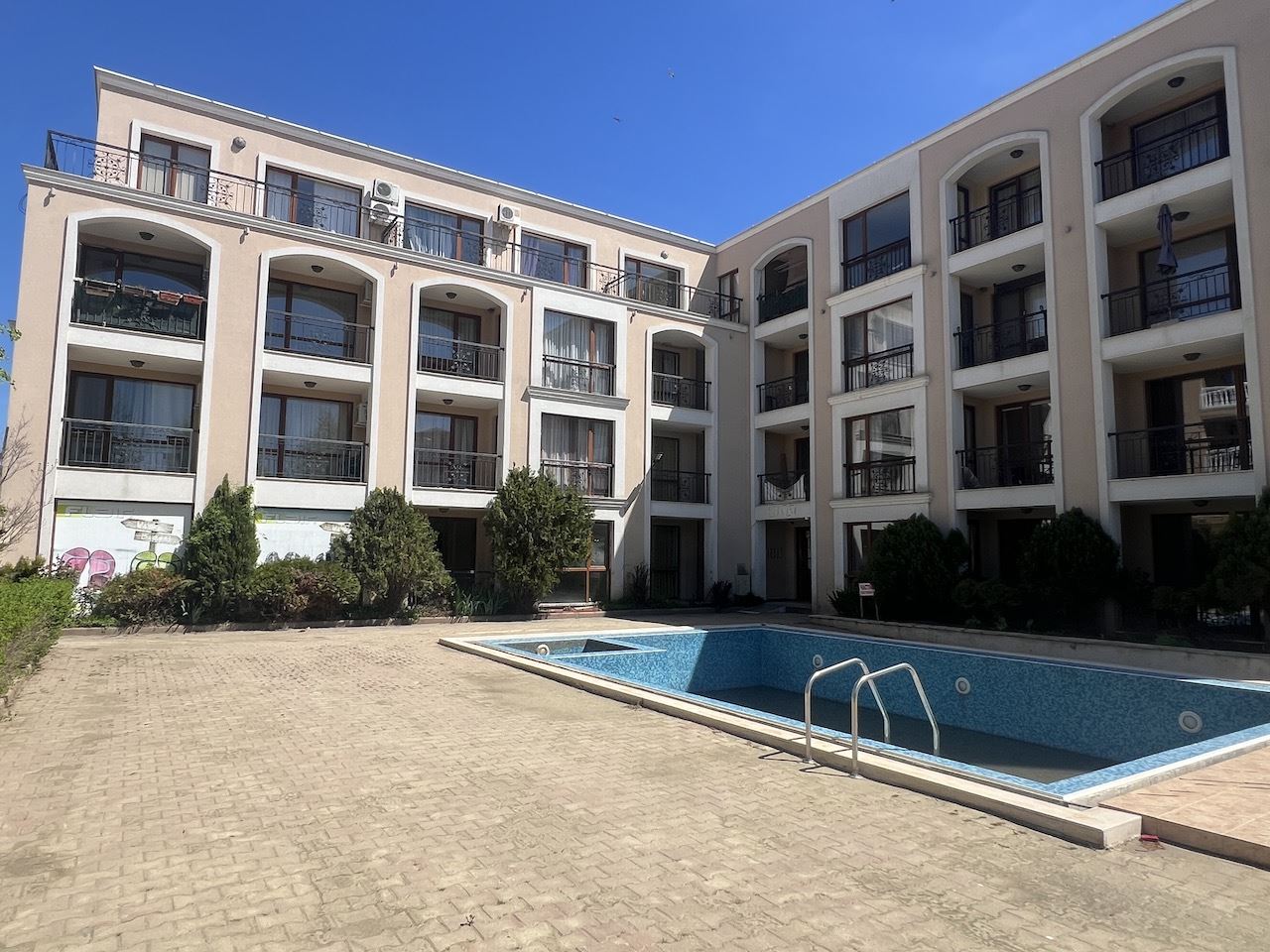 Уютная студия в самом сердце Елените – всего в нескольких минутах от пляжа, в закрытом комплексе с бассейном и отличными удобствами