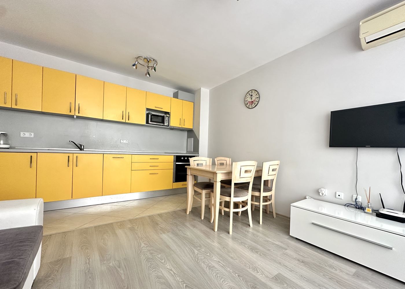 Квартира с одной спальней в 100 м от пляжа в Поморие – комфорт, удобство и вид на море