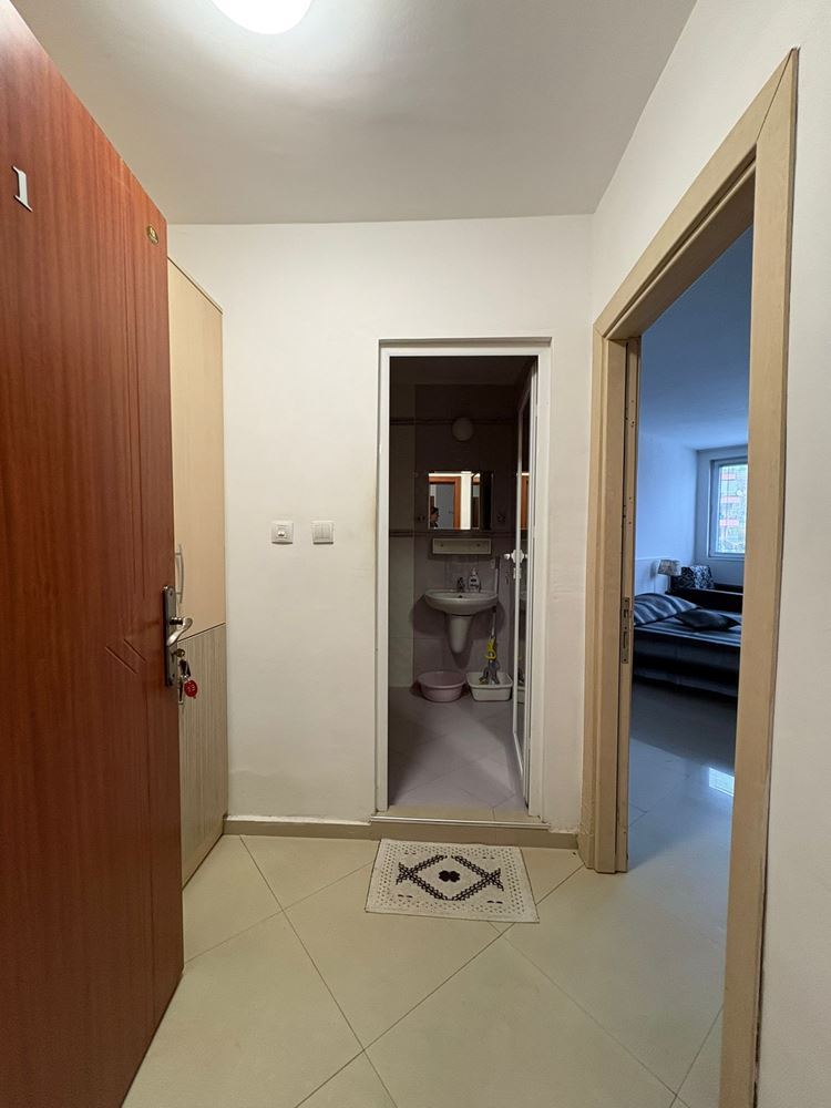 Просторная полностью меблированная студия в Поморие – восточная ориентация и отличная локация в 400 м от моря