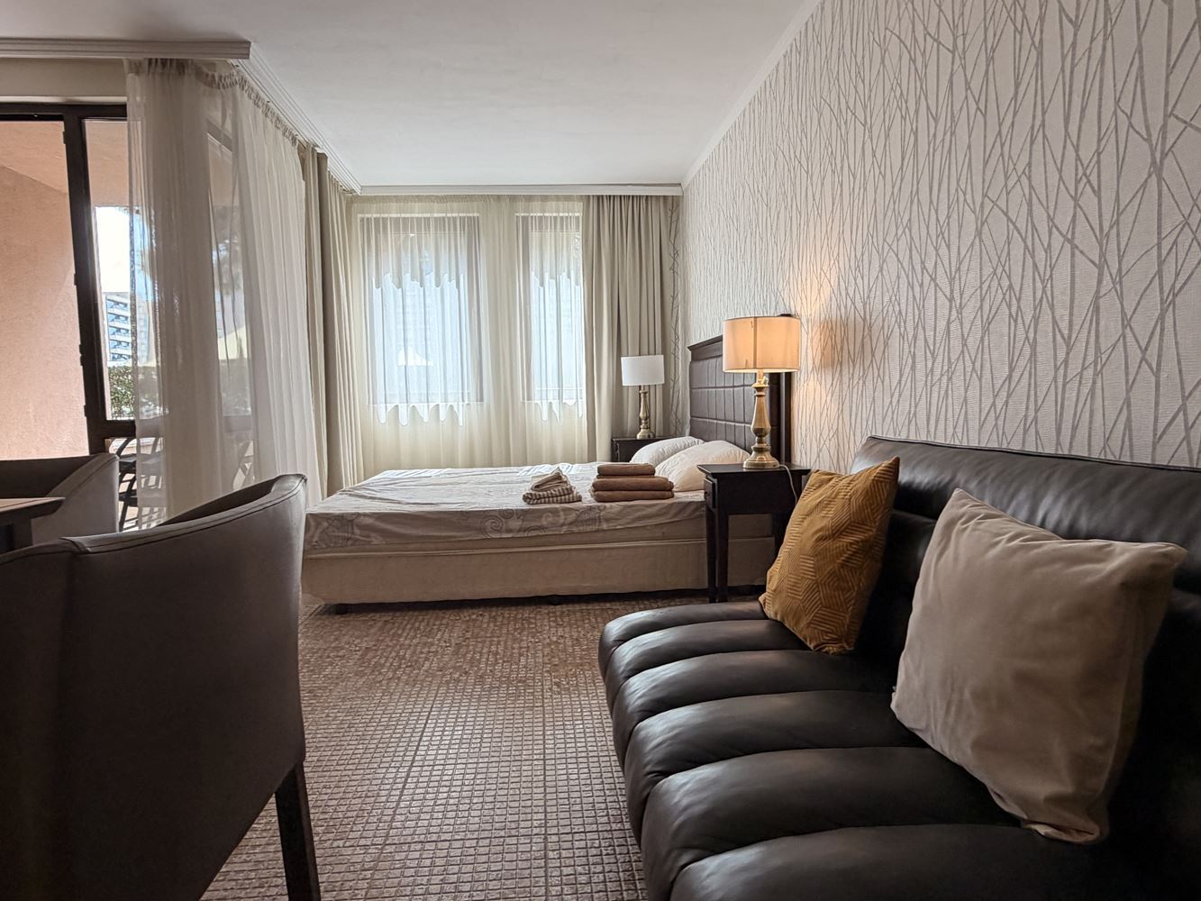 Эксклюзивная студия с садом и прямым доступом к бассейну – в 100 м от моря в Солнечном берегу