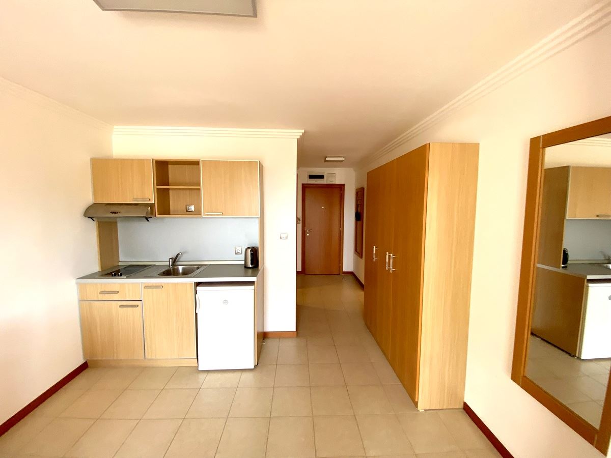 Двухкомнатная квартира  на первой линии моря в Равде – роскошь, природа и впечатляющий вид на бассейн