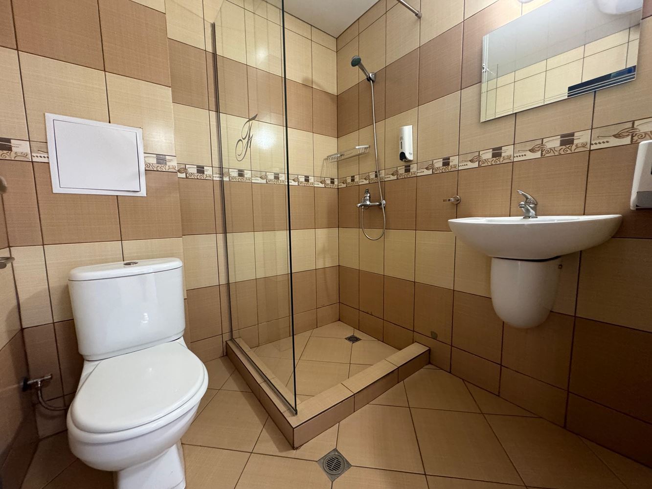 Двухкомнатный апартамент с видом на бассейн на окраине Солнечного Берега – спокойствие, природа и круглогодичный комфорт