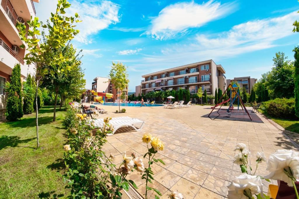 Практичная и уютная студия в Солнечном Берегу – уют и спокойствие с видом на бассейн