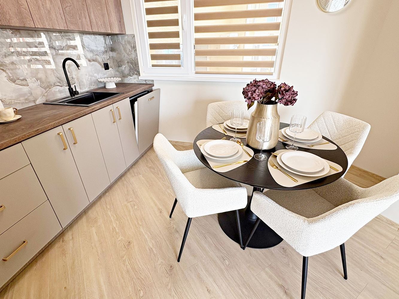 Два независимых жилых пространства с видом на море в центре Святого Власа – дизайнерский интерьер и собственное парковочное место