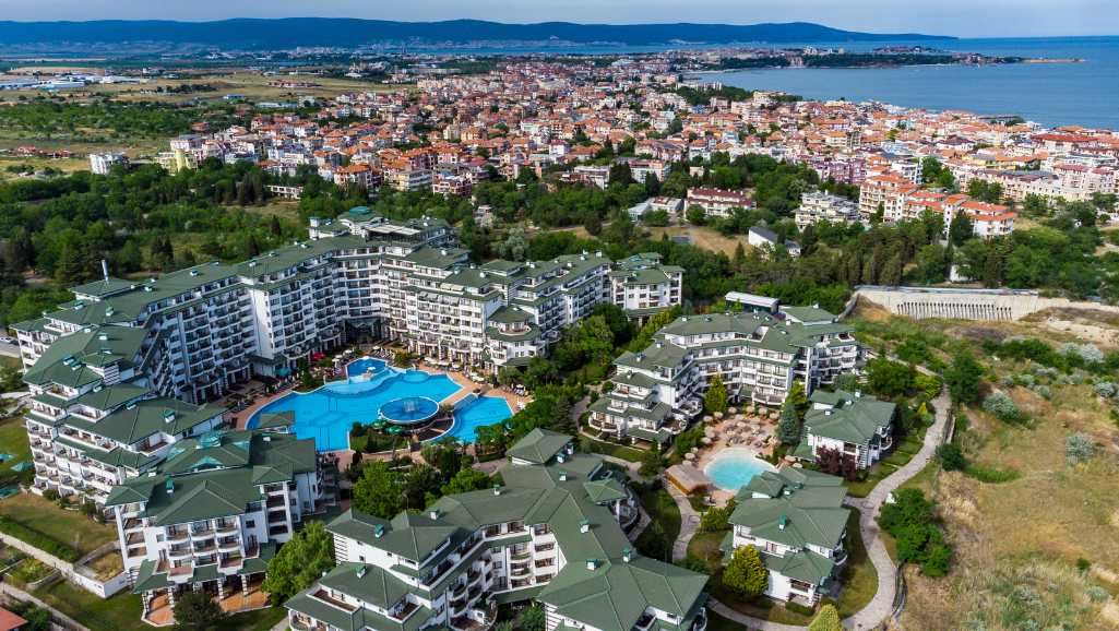 Высокий стандарт и разнообразные удобства – превосходная двухкомнатная квартира в элитном комплексе на первой линии в Равда