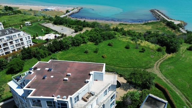Двухкомнатная квартира на первой линии в Сарафово – комфорт, стиль и морская атмосфера в комплексе