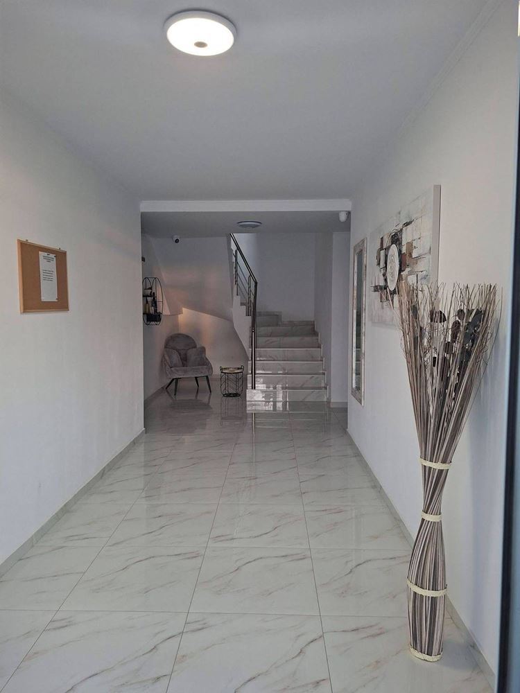 Стильная двухкомнатная квартира с низкой таксой обслуживания в Солнечном Береге – комфорт, безопасность и отличная инвестиция у моря