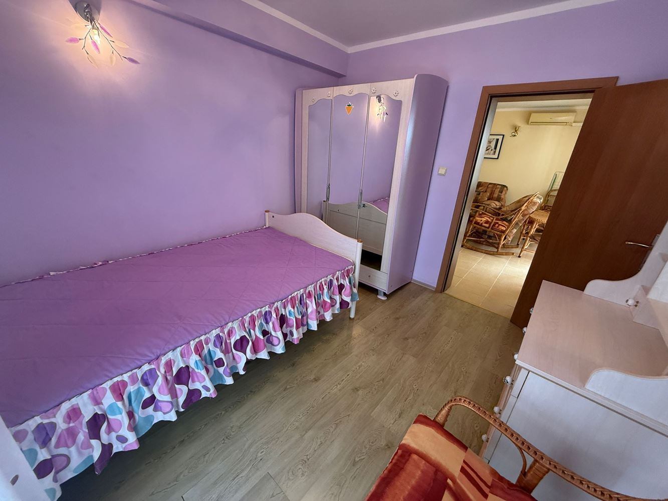 Просторная трехкомнатная квартира в Солнечном Береге – комфорт, природа и низкая такса обслуживания